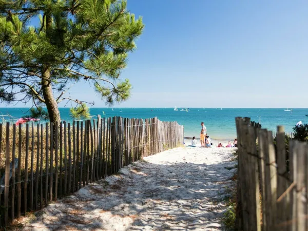 Spacer na piaszczystą plażę na kempingu Roan Grande Métairie.