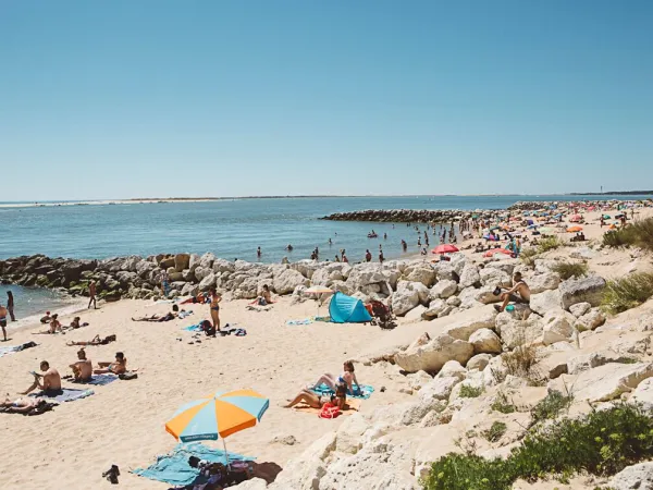 Piaszczysto-żwirowa plaża nad rzeką w pobliżu kempingu Roan La Pinède.