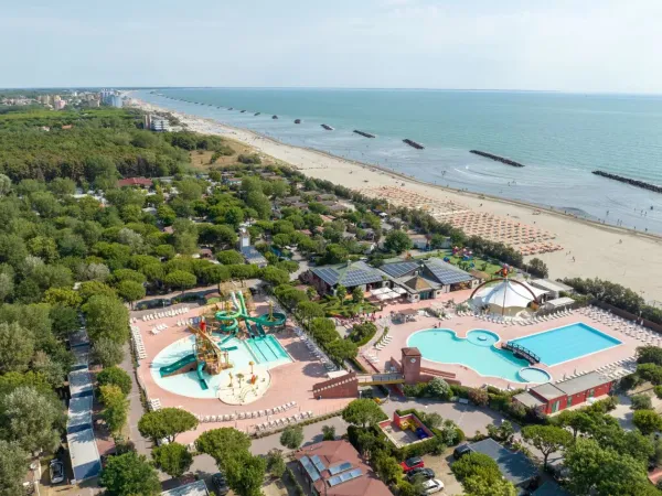 Przegląd basenów i plaży na kempingu Roan Spiaggia e Mare.