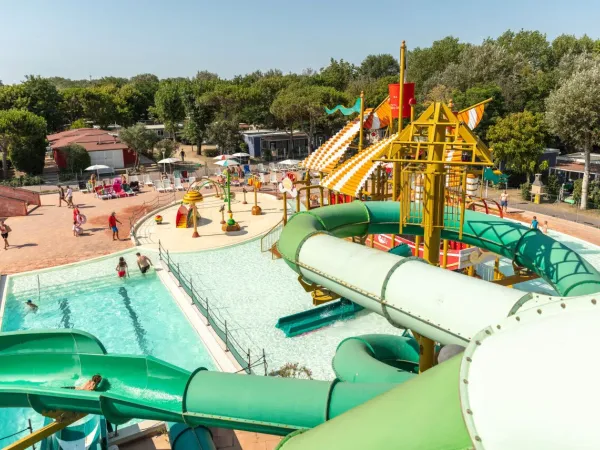 Przegląd basenu ze zjeżdżalniami, parkiem wodnym i na kempingu Roan Spiaggia e Mare.