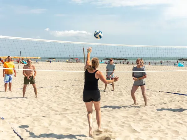 Ludzie grają w siatkówkę plażową na kempingu Roan Spiaggia e Mare.