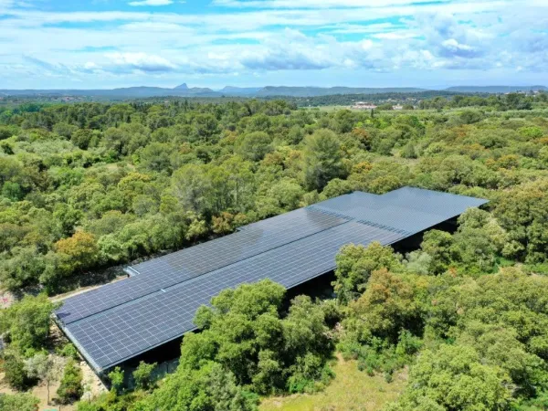 Park paneli słonecznych o powierzchni 1 200 m² na kempingu Roan Domaine de Massereau.