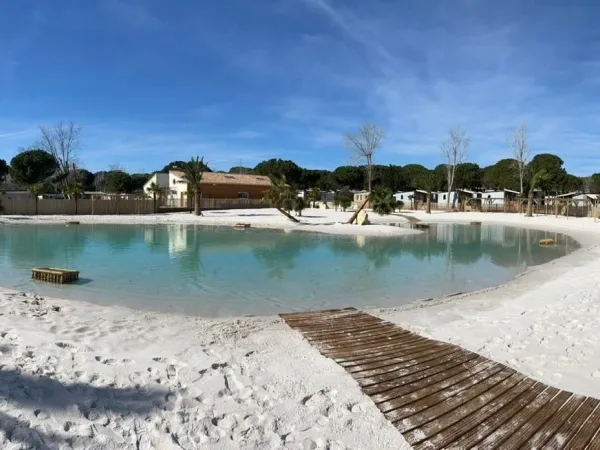 Basen plażowy w lagunie w budowie na kempingu Roan Domaine de la Yole.