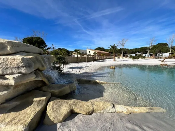 Wodospad w basenie lagunowym w przygotowaniu na sezon 2024 na kempingu Roan Domaine de la Yole.