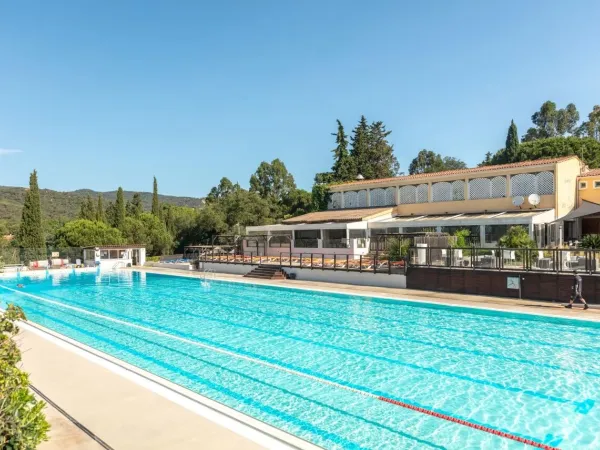 Basen olimpijski na kempingu Roan Domaine des Naïades.