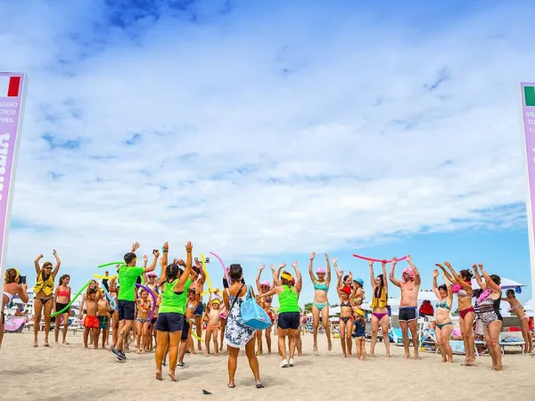 Grupa ludzi z rozrywką na kempingu Roan w Sole Family Camping Village.