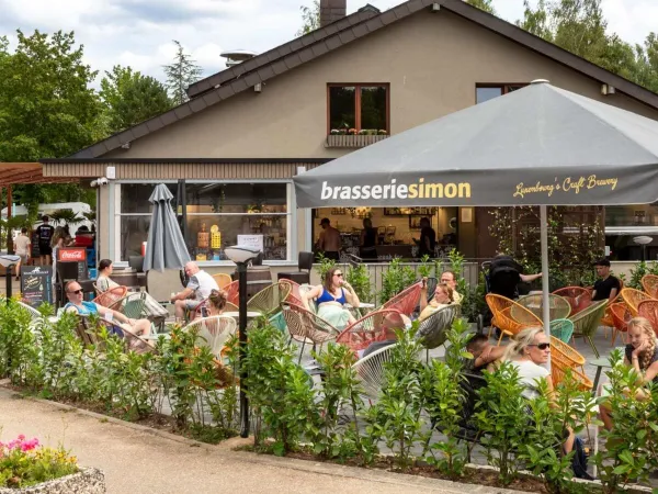 Ciesząc się słońcem na tarasie w Roan camping hu Birkelt village.