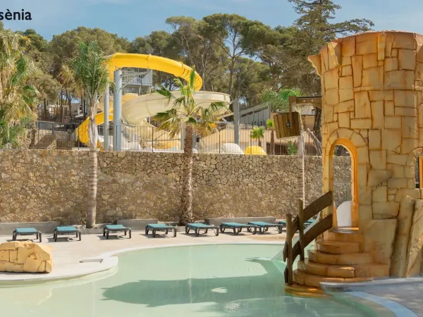 Przegląd basenu dla dzieci i zjeżdżalni na kempingu Roan Internacional de Calonge.