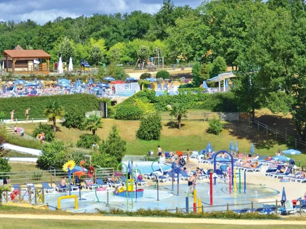 Widok na park wodny i baseny w oddali na kempingu Roan Saint Avit Loisirs