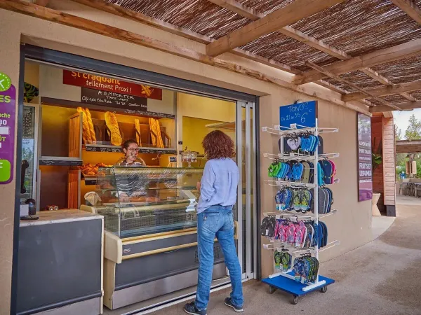 Goście mogą odebrać świeżą bagietkę z piekarni na kempingu Roan Les Dunes.