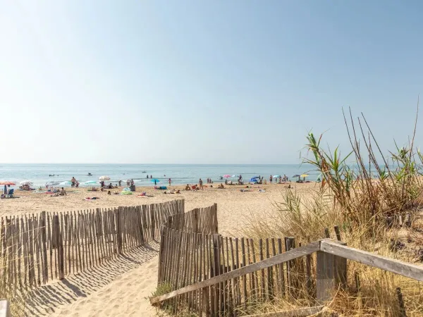 Piękna piaszczysta plaża na kempingu Roan Le Castellas.