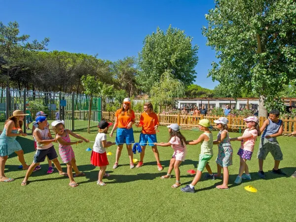 Dzieci grają w przeciąganie liny na kempingu Roan Le Castellas.