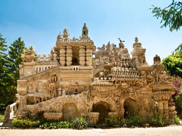 Palais Idéal du Facteur Cheval w pobliżu kempingu Roan Château de Galaure.