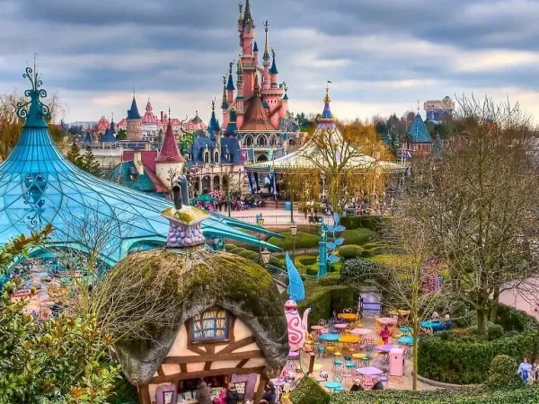 Disneyland Paris w pobliżu kempingu Roan La Croix du Vieux Pont.