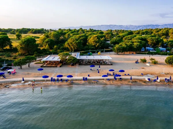 Plaża i bar na plaży na kempingu Roan w Zaton Holiday Resort.