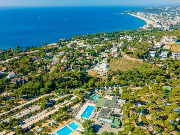 Ujęcie z drona kempingu Roan Cala Gogo i plaży.