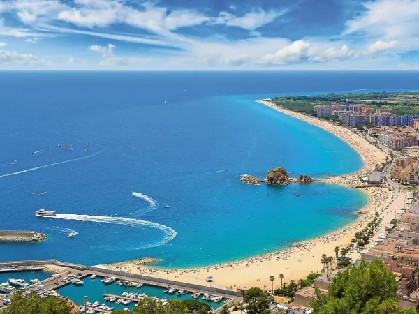 Piękne morze i plaża Blanes na kempingu Roan La Masia.