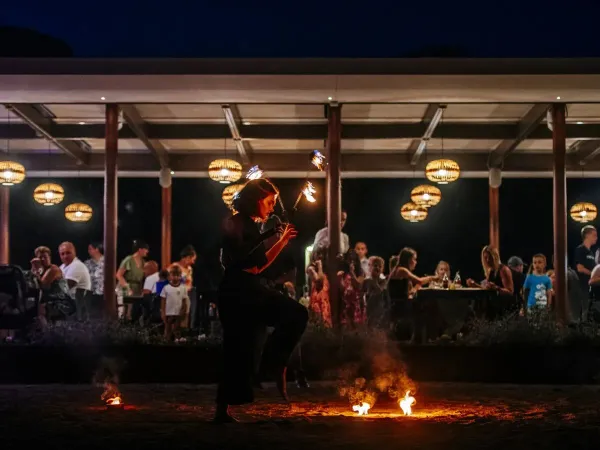 Wieczór pokazowy podczas kolacji na kempingu Roan w Zaton Holiday Resort.