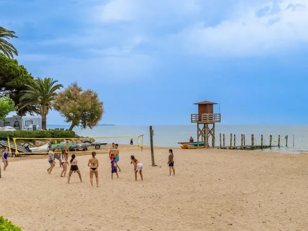 Gra w siatkówkę plażową na kempingu Roan Playa Montroig.