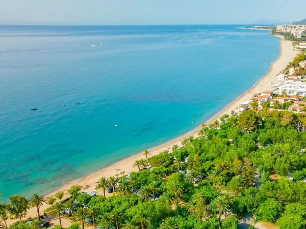 Powyżej widok na plażę na kempingu Roan Playa Montroig.