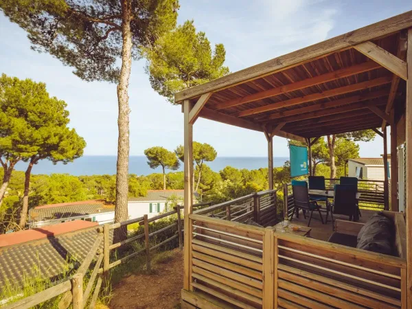 Widok na morze z mobile home'u Premium Plus Lounge na kempingu Roan Cala Gogo.