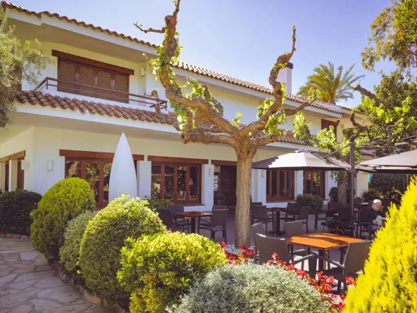 Taras restauracji na kempingu Roan Playa Montroig.
