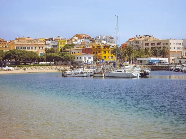Klimatyczny mały port Palamos na kempingu Roan Playa Brava.