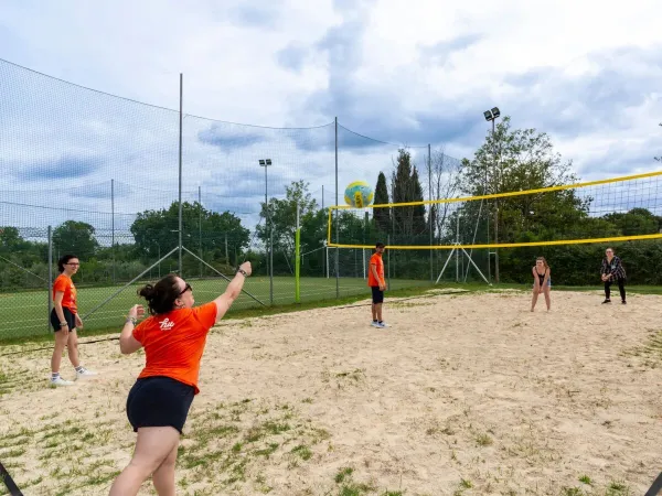 Boisko do piłki nożnej na kempingu Roan hu I Pini village.
