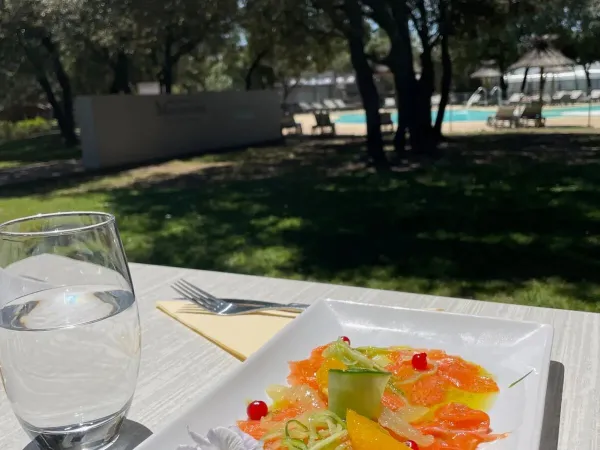 Smaczny lunch na kempingu Roan Domaine de Massereau.