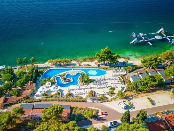 Widok na basen i morze na kempingu Roan Amadria Park Trogir.