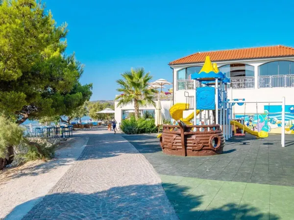 Plac zabaw i promenada na kempingu Roan Amadria Park Trogir.