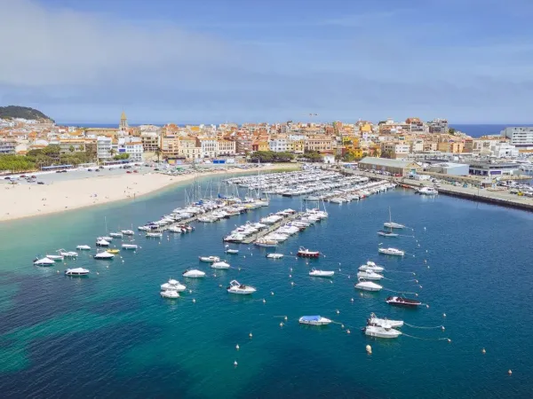 Atmosferyczny port Palamos w pobliżu kempingu Roan Playa Brava.