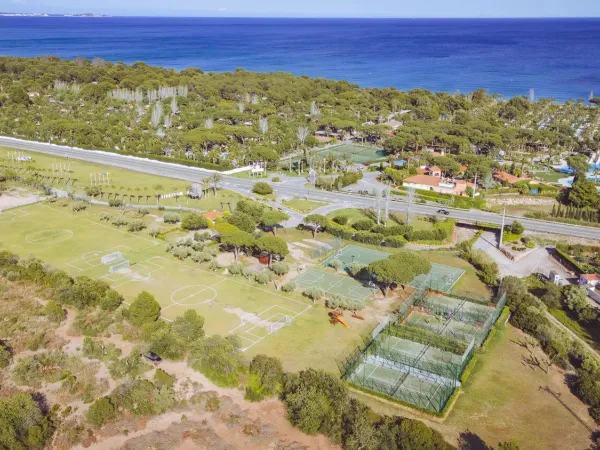Boiska sportowe na kempingu Roan Playa Montroig.