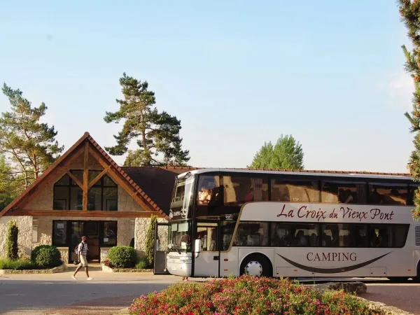 Autobus, który kursuje w każdy wtorek z kempingu Roan La Croix du Vieux Pont do Disneyland Paris.