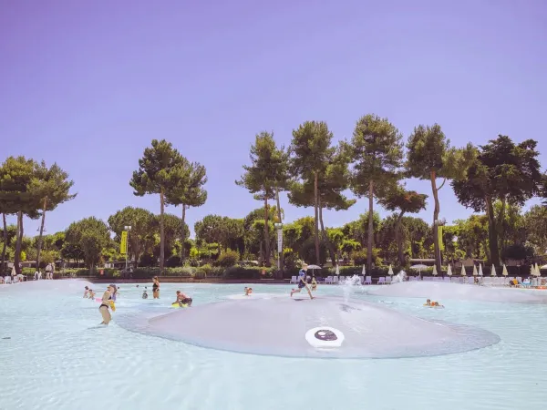 Dzieci bawiące się w basenie w Roan camping hu Park Albatros village.