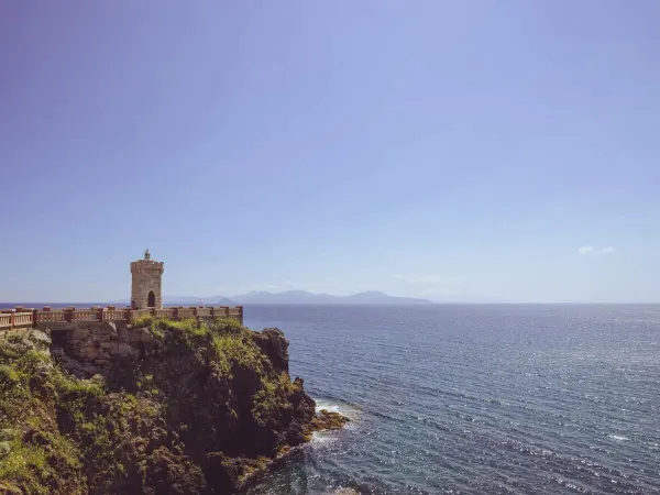 Widoki na Elbę z Piombino w Roan camping hu Park Albatros village.