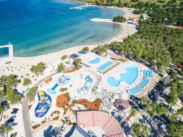 Widok na basen i piękną zatokę na kempingu Roan w Zaton Holiday Resort.