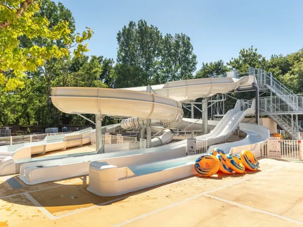 Nowe zjeżdżalnie (2024) na kempingu Roan Mayotte Vacances.