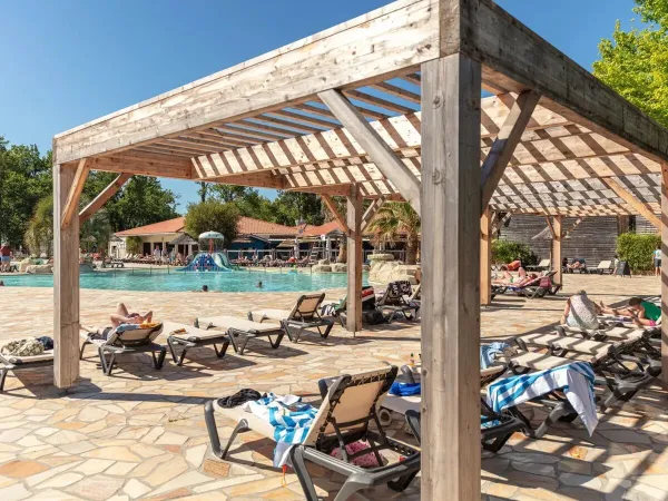 Wiele leżaków przy basenie na kempingu Roan Mayotte Vacances.