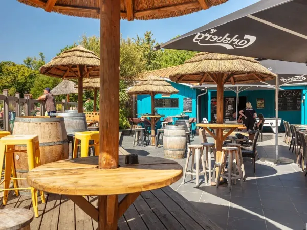 Przytulny bar na kempingu Roan Mayotte Vacances.