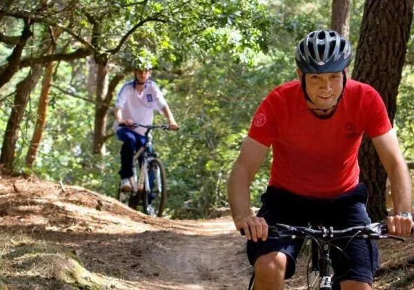 Kolarstwo górskie na wydmach Loonse i Drunense w Roan Camping Marvilla Parks Kaatsheuvel.