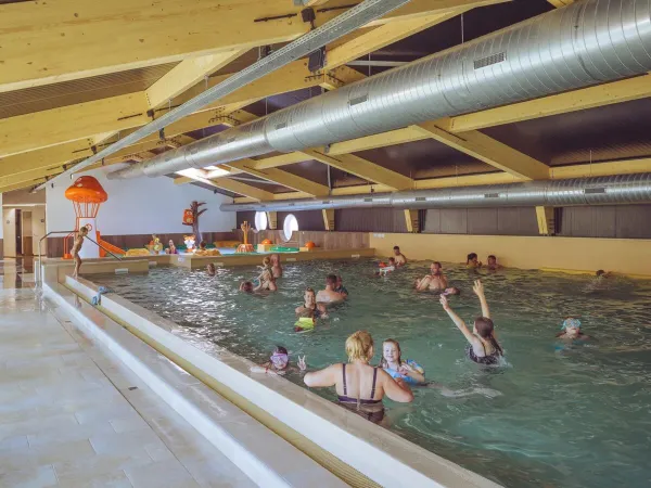 Kryty basen z podgrzewaną wodą Roan kemping Marvilla Parks Kaatsheuvel.