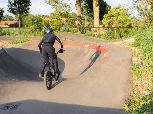 Tor pumptrack na kempingu Roan De Twee Bruggen.