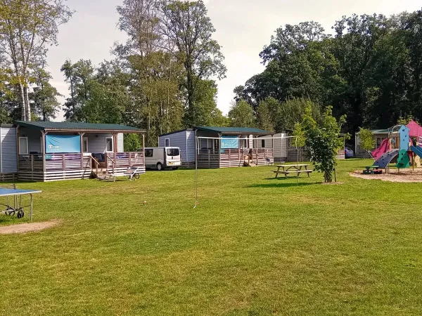 Jedno z przytulnych stanowisk Premium Lounge z placem zabaw na kempingu Roan De Twee Bruggen.