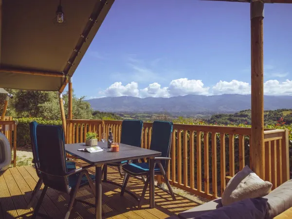 Widok ze źródła Lodgetent na kempingu Roan w wiosce Norcenni Girasole.