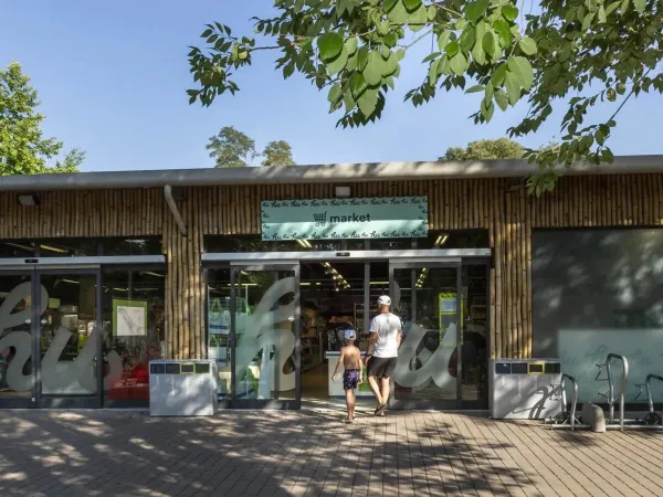 Supermarket w Roan camping hu Altomincio village.