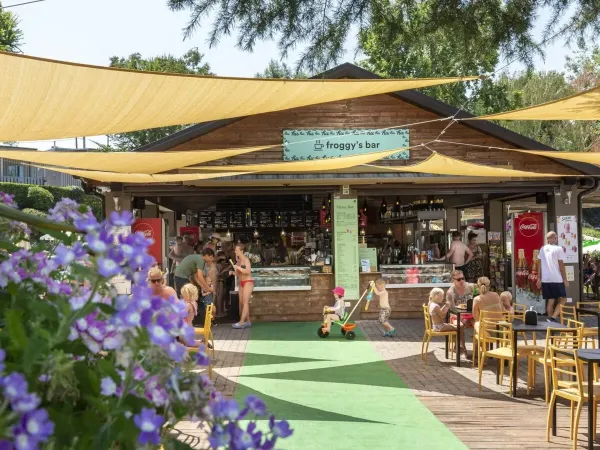 Bar z przekąskami i lodami Froggy na kempingu Roan w wiosce Altomincio.