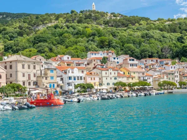 Pobliska wioska na kempingu Roan Baška Beach Resort
