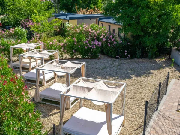 Leżaki w ośrodku Roan Camping Baška Beach Resort
