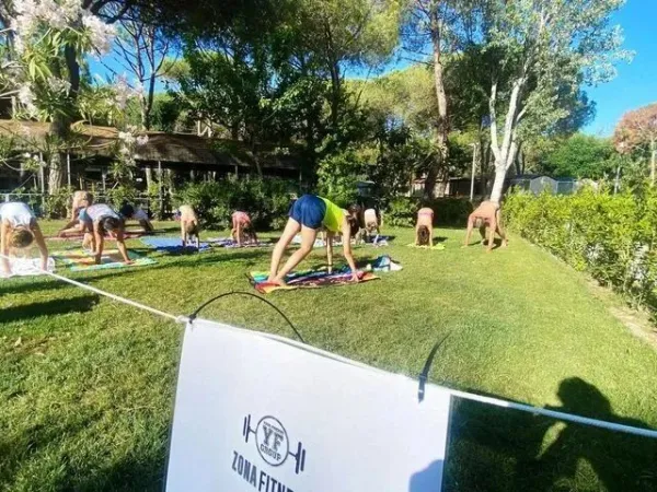 Joga na kempingu Roan Del Forte.